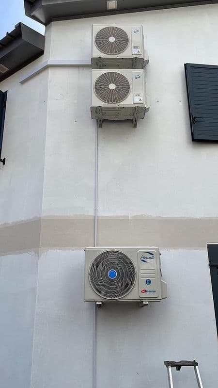 Trois unités extérieures de climatisation installées en façade avec gainage propre